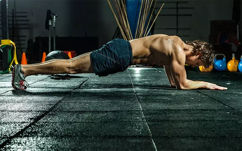 Ganzkörpertrainingsplan: So bleibst du fit ohne Geräte