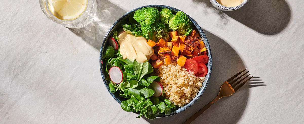 Bunte Bowl mit Kurkuma Dressing