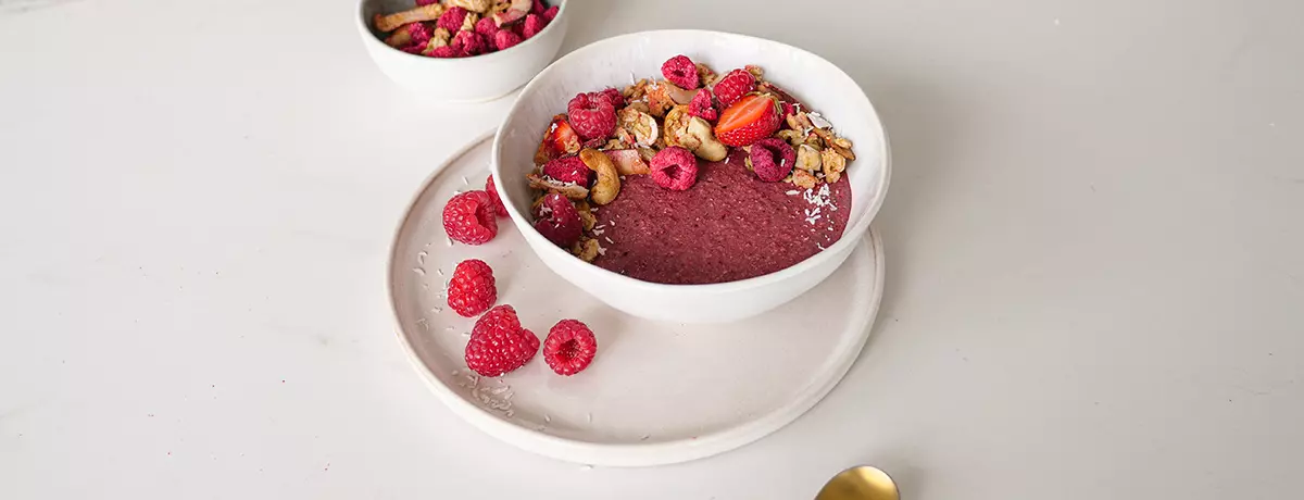 Acai Bowl mit Himbeer-Kokos-Granola
