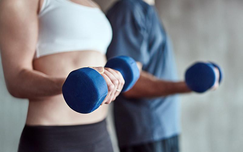 Cardio oder Kraft: Was ist besser zum Abnehmen?