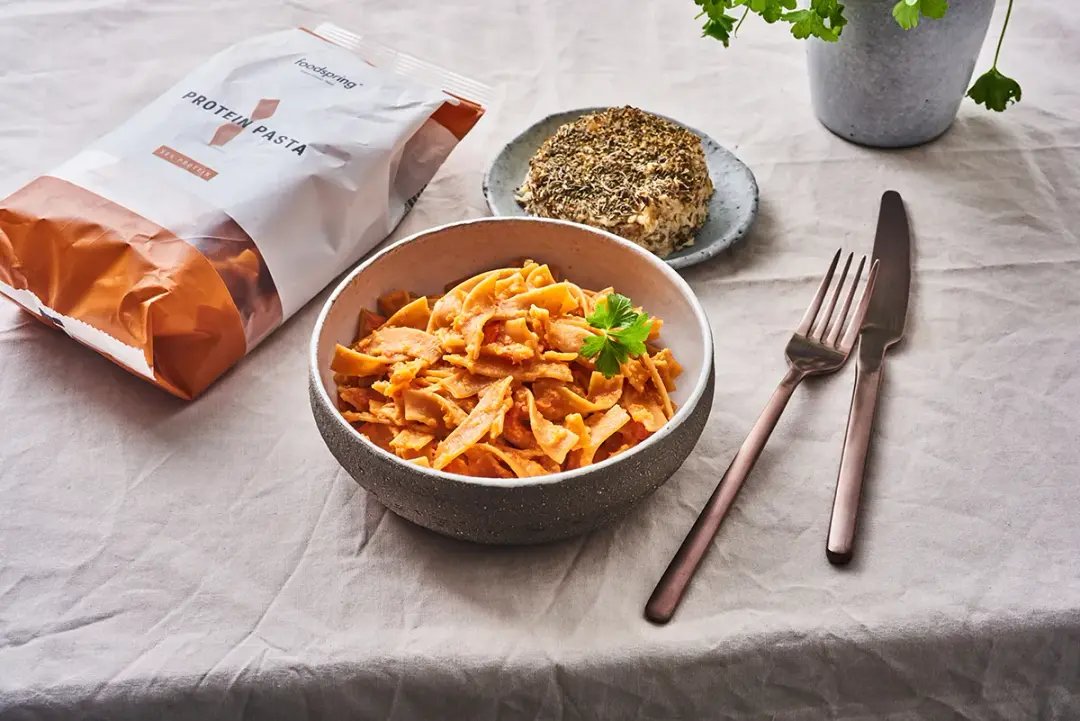 Protein Pasta mit Paprikasoße & veganem Backofen-Feta